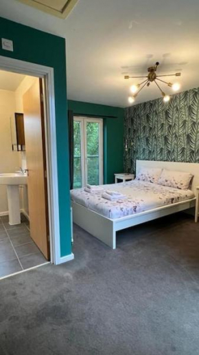 Cheerful 4-bedroom house with multiple car parking